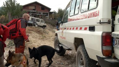 Полицаи и спасители с кучета издирват изчезнало малко дете от Якоруда (снимка)