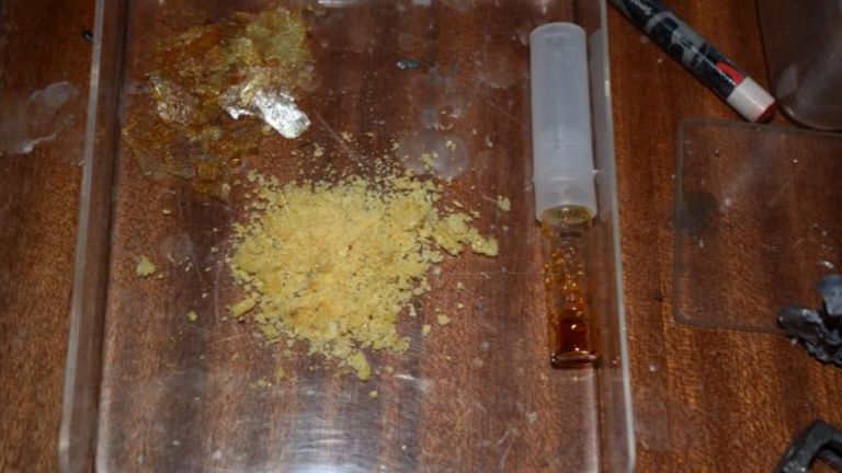 Трима души са задържани, иззети са наркотични вещества - пико