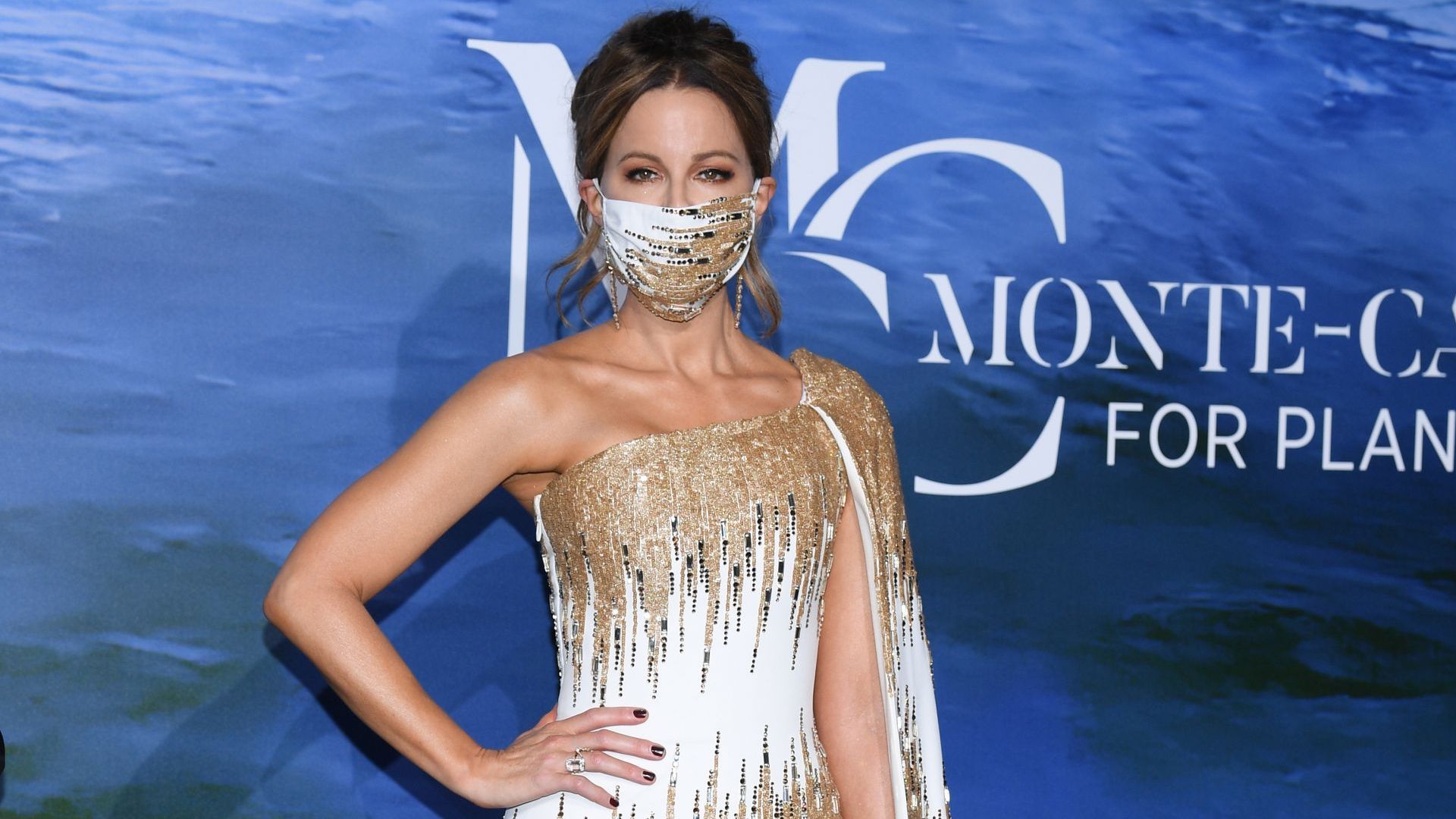 Отново блясък, макар и с маски: Кейт Бекинсейл изящна в бяло и златно на гала вечер до принцесата на Монако