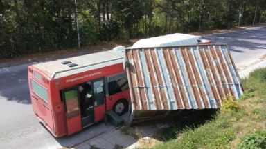 Автобус с пътници на транспортна фирма се вряза в спирка
