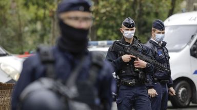 Мъж е намушкан в гърлото с нож в парижкото предградие