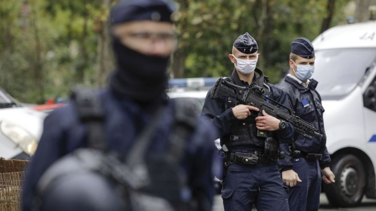 Мъж е намушкан в гърлото с нож в парижкото предградие