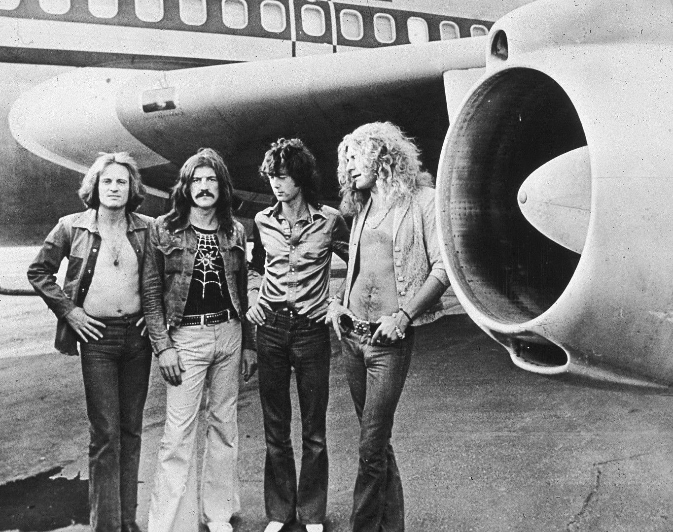 Джон Пол Джоунс, Джон Бонъм, Джими Пейдж и Робърт Плант пред частния самолет на Led Zeppelin "The Starship", 1973 г. 
