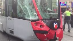 Български автобус блъсна трамвай в Истанбул (видео)