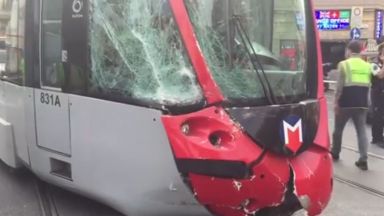 Автобус с българска регистрация се е ударил в трамвай в