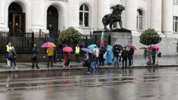 Неколцина протестиращи пред Съдебната палата заради кандидата за член на ВСС