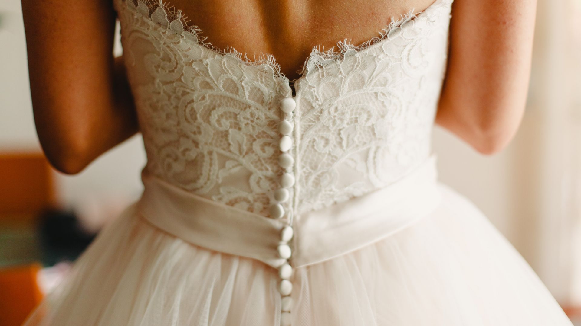 Куриоз: Две жени си върнаха булчинските рокли след объркване преди 31 години
