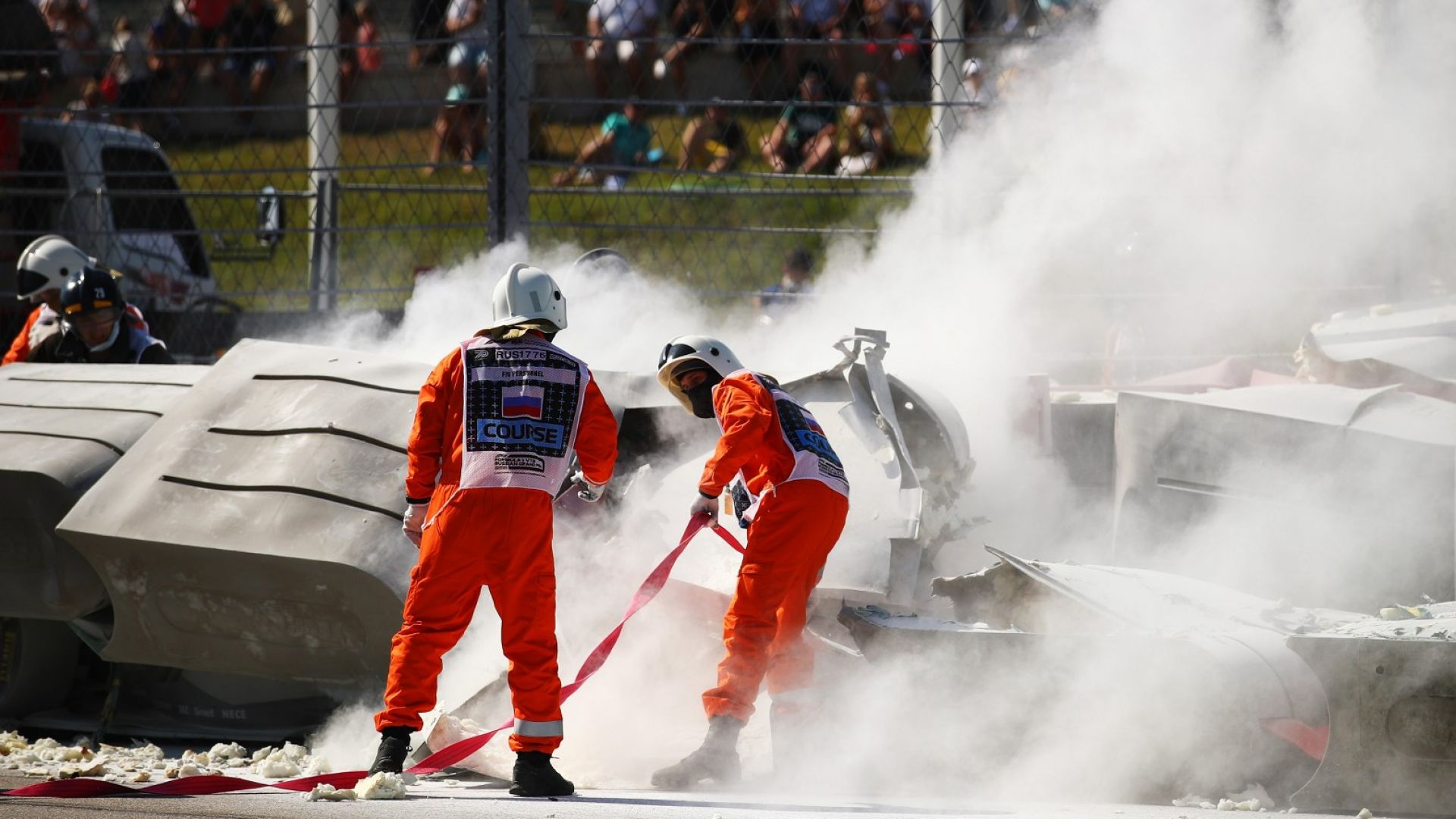 Зловеща катастрофа прекрати състезанието във Формула 2 (видео)