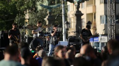 Протестен митинг концерт блокира днес източната част на кръстовището