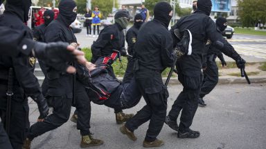 Беларуската полиция арестува десетки участници в поредната демонстрация на опозицията