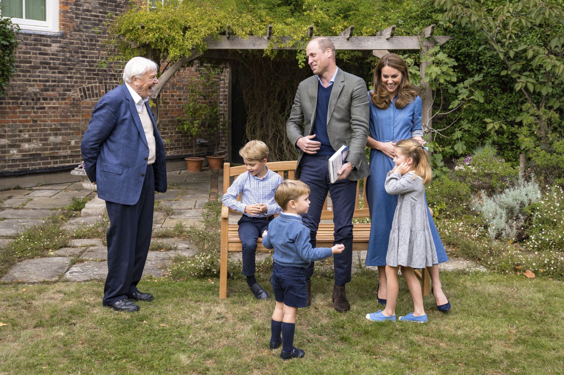 Британският естествоизпитател Атънбъро със семейството на принц Уилям в двореца Кенсингтън