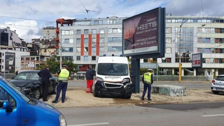 Лек автомобил е ударил челно линейка в центъра на София.
