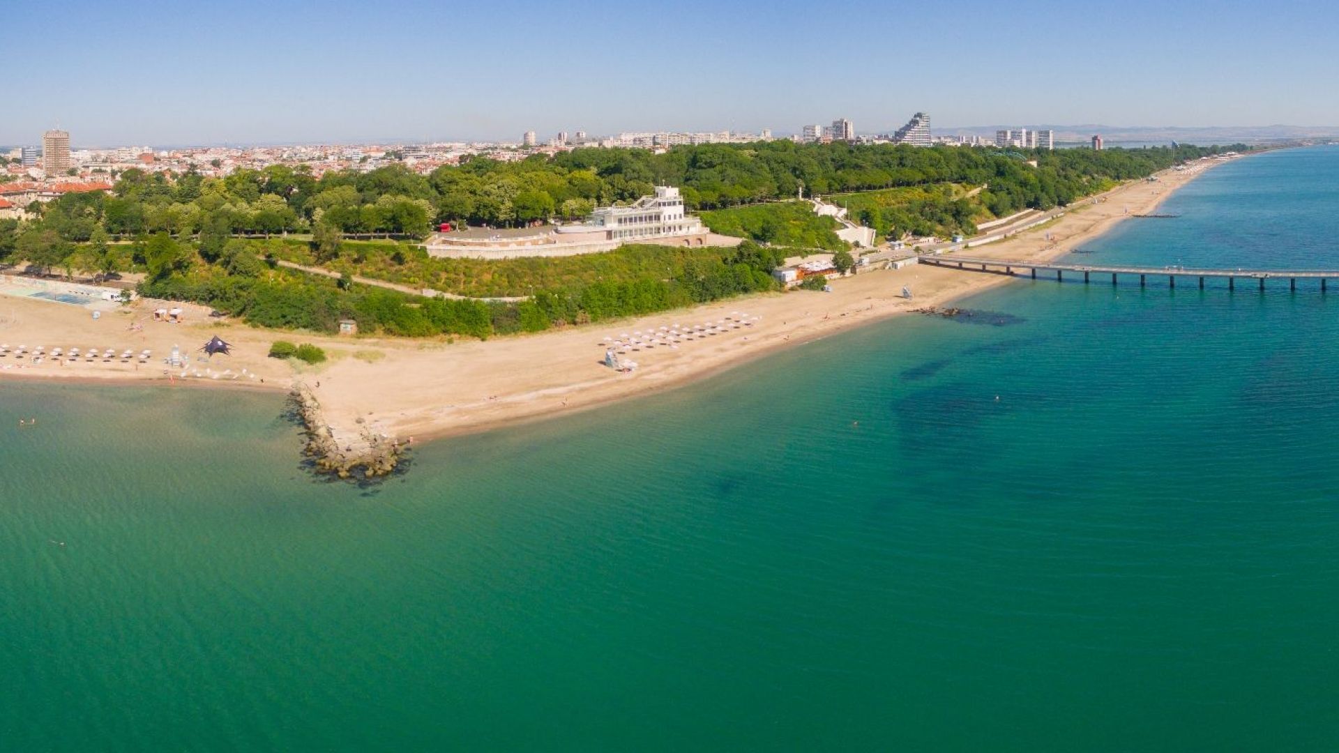 Природолюбители чистят плажа при солниците в Бургас