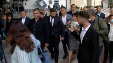 Протестиращи освиркаха и замеряха с яйца председателя на Народното събрание