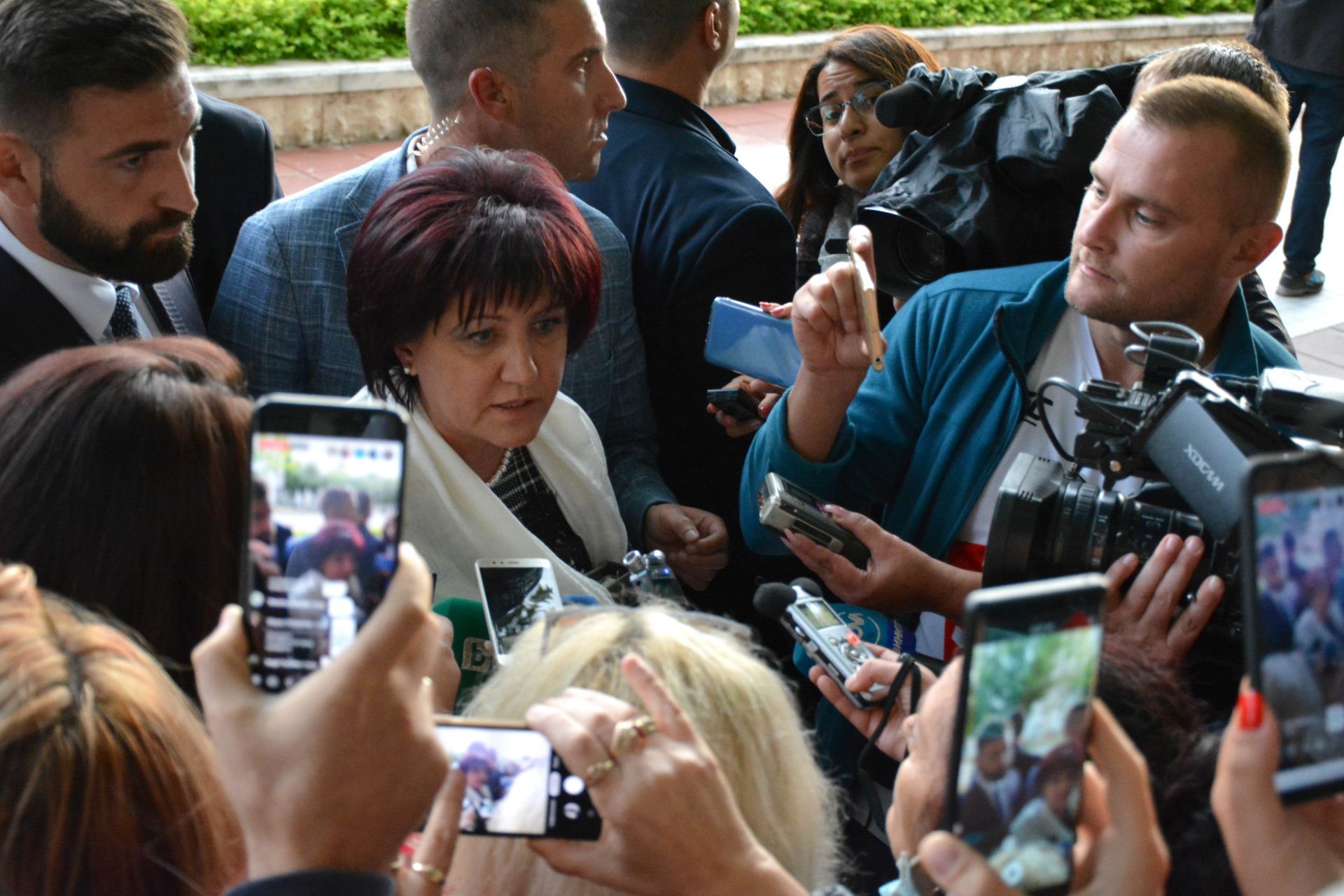 Цвета Караянчева говори пред местни журналисти, плътно обградена от гардове на НСО