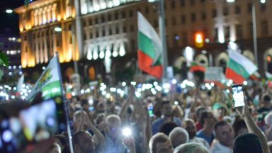 За 83 та поредна вечер протестиращи се събраха край Министерски съвет