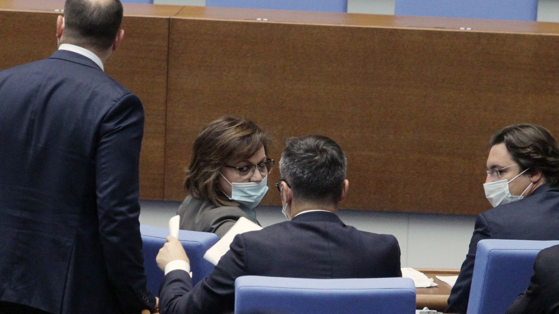Нинова поиска оставката на Караянчева, ГЕРБ обвини БСП, че искат властта
