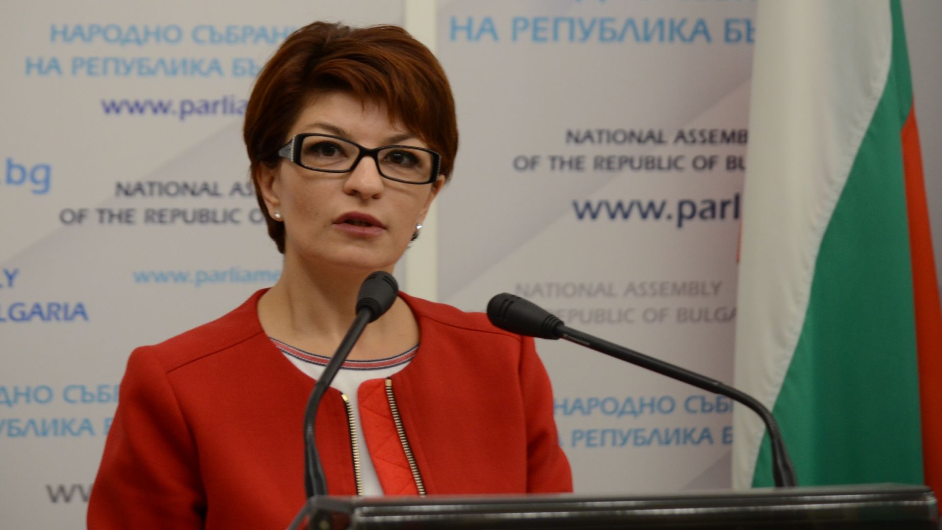 Десислава Атанасова: Не се опитваме да играем игра с Конституцията
