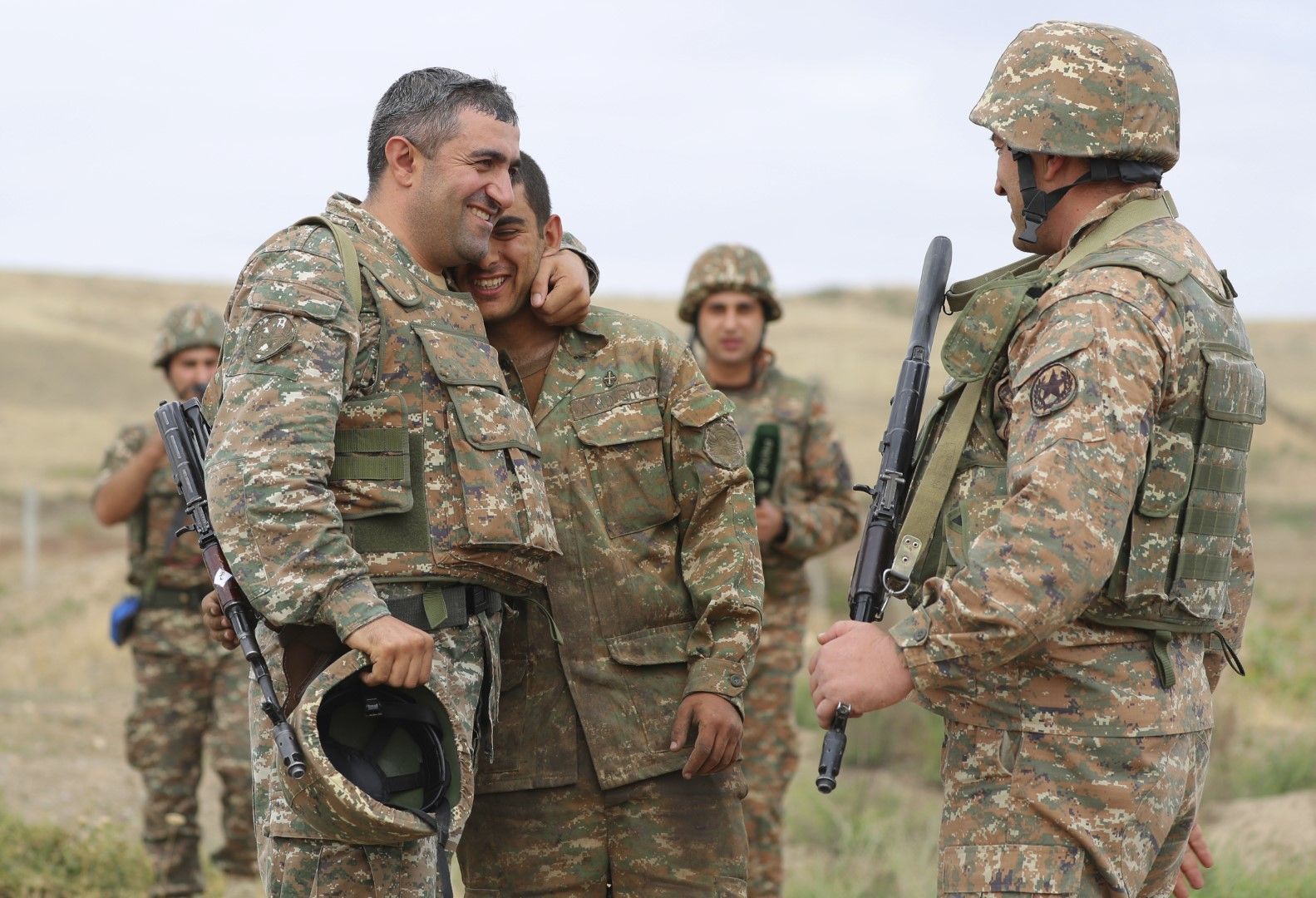 Арменски военни се радват след като са поразили цел в позиция на Азербайджан в Нагорни Карабах, 29 септември