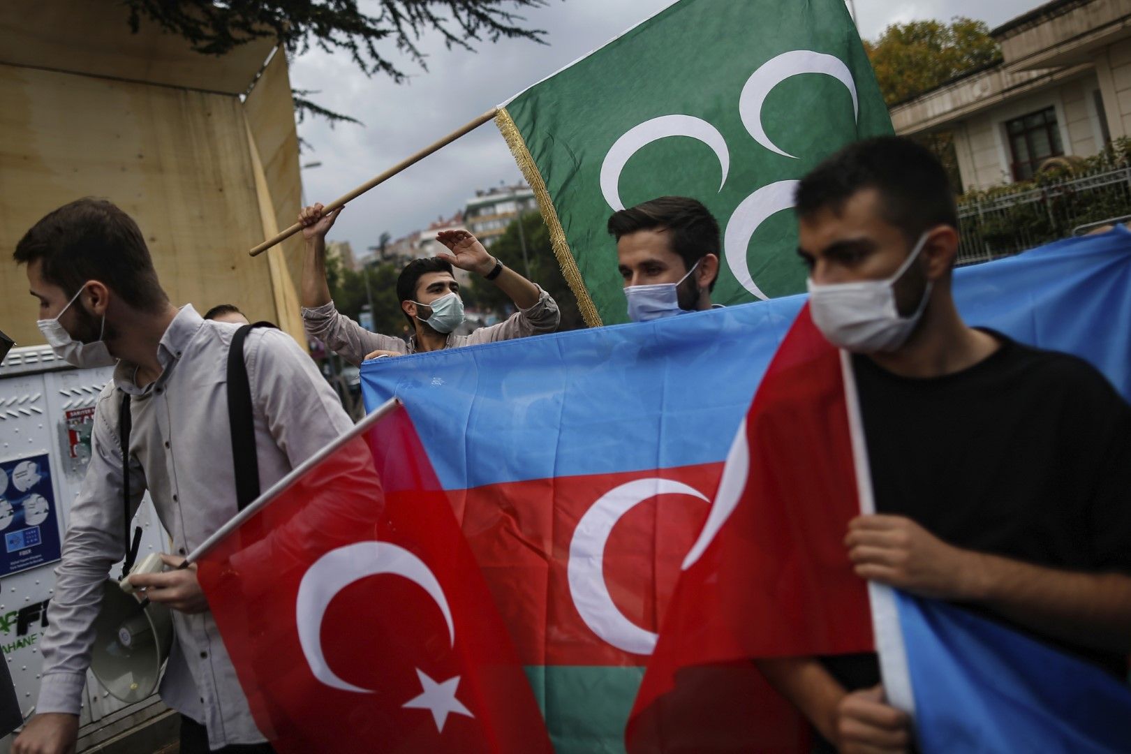 Младежкото крило (Турска младежка фондация) на управляващата в Турция Партията на справедливостта и развитието протестива в Истанбул подкрепа на Азербайджан, 29 септември