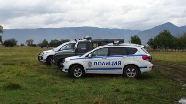 14 часа полицаи от Стрелча и Панагюрище с кучета и