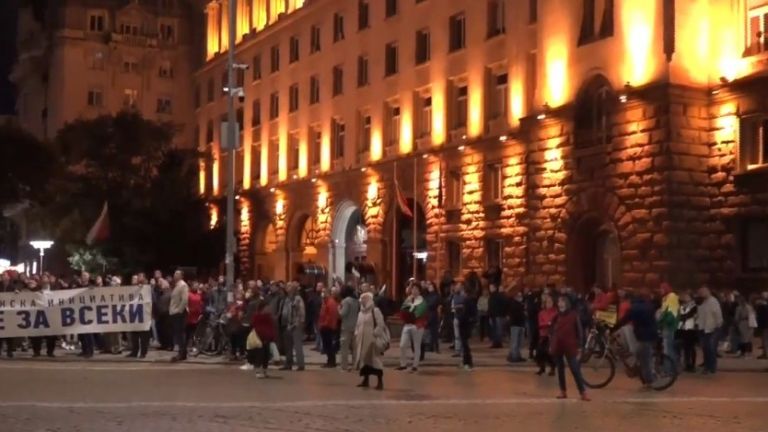 84-та вечер на протести, в триъгълника на властта се събраха