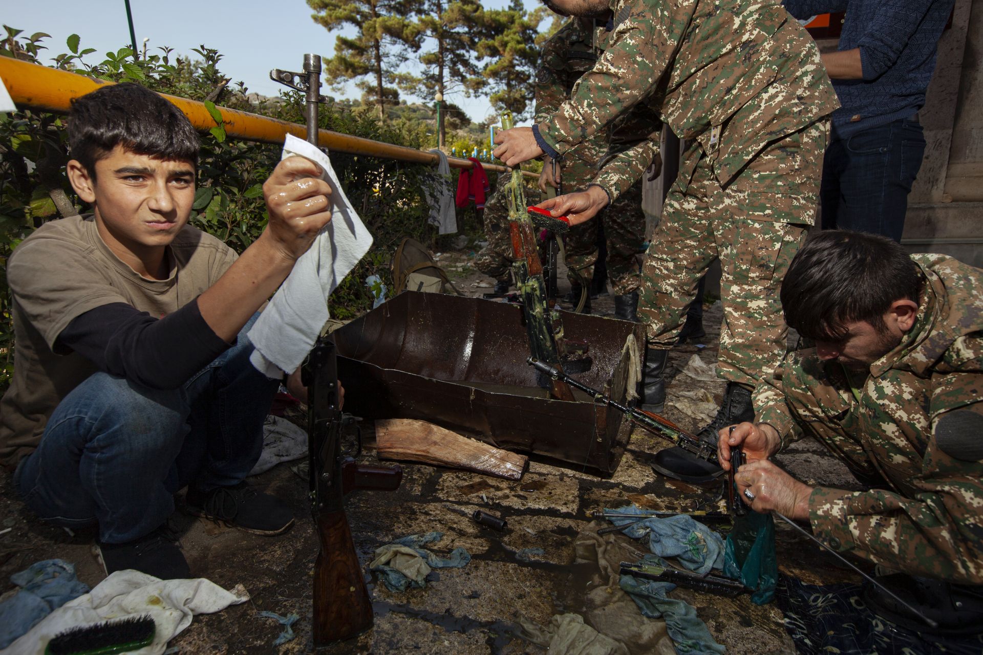 Млади доброволци помагат на войниците в Нагорни Карабах да почистват автоматите си "Калашников"
