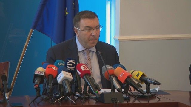 Недопустимо е да няма желаещи лекари, които да се включат в битката с COVID-19, заяви министър Ангелов