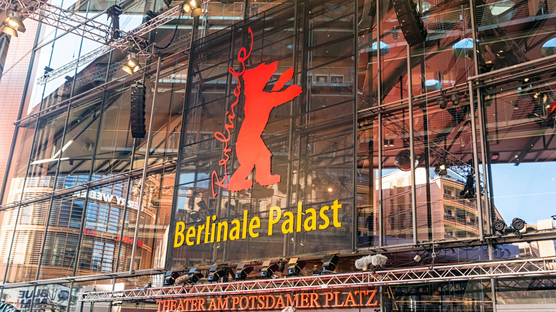  През 2022 г. кинофестивалът Берлинале ще се проведе в традиционен формат