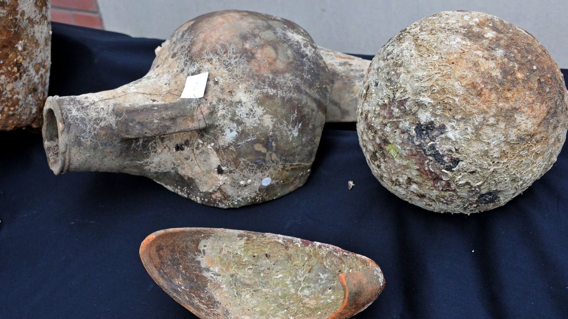 Край Бургас откриха част от най-голямото потънало стъклено съкровище (снимки)