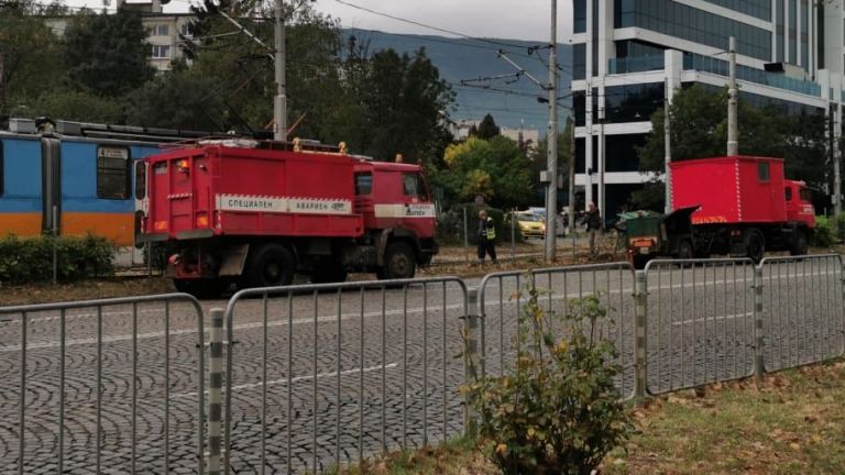 Липсваща релса спря движението на трамвай №5 в София по