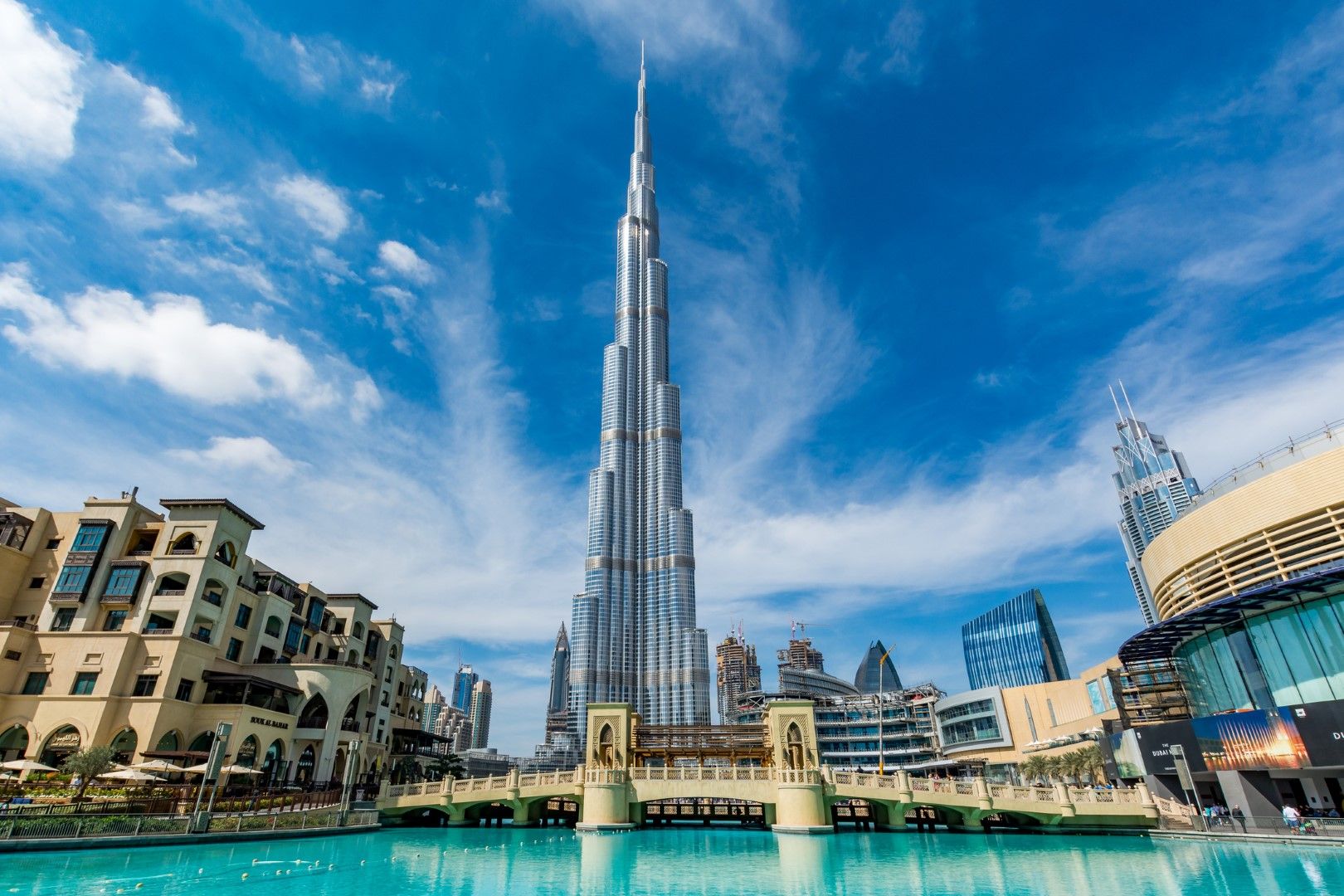 Кулата Бурдж Халифа е висока 828 метра