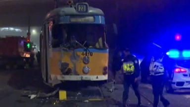 Тежка катастрофа между камион и трамвай е станала в София