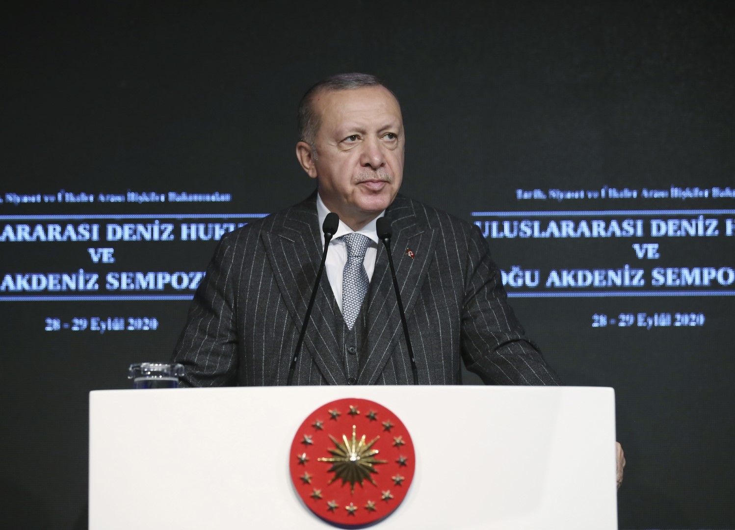 Турският президент Реджеп Тайип Ердоган критикува Минска тройка (Русия, САЩ и Франция), която според него в продължение на 30 години си затваря очите пред проблема в Нагорни Карабах