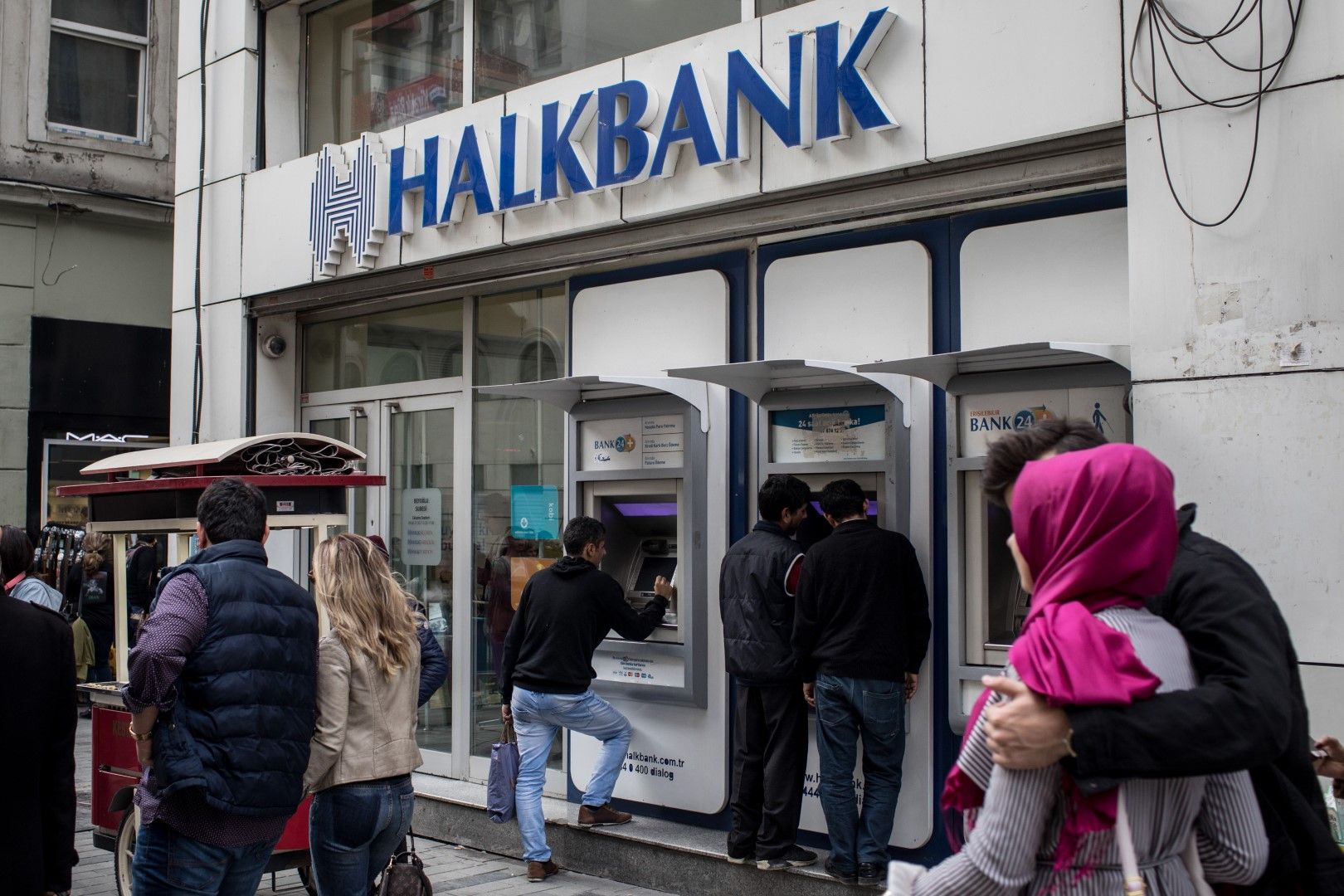 Халкбанк е една от трите държавни банки, спрели използването на системата "Мир"