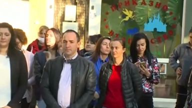 Служители на Агенцията по закрила на детето и полицията проверяват