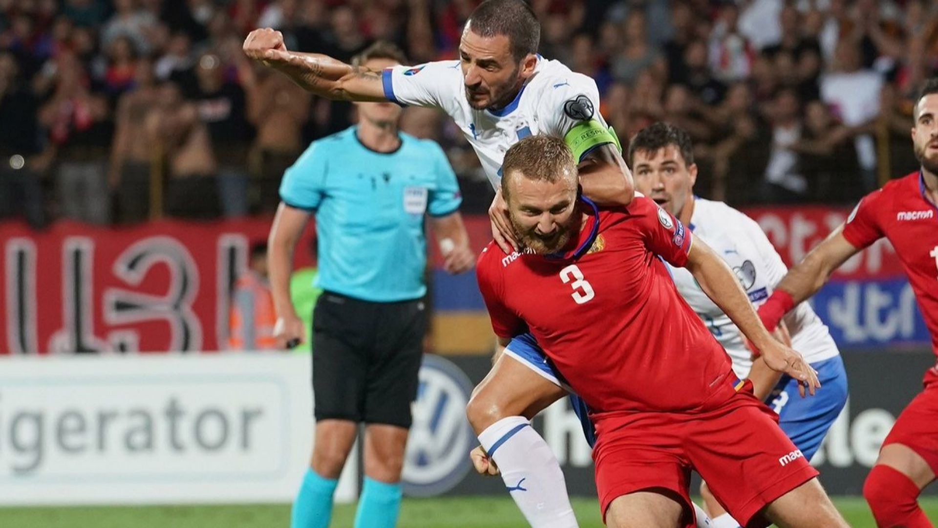 Капитанът на Армения спря с футбола, за да се бие за родината