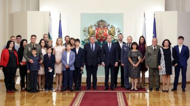 Президентът и върховен главнокомандващ на Въоръжените сили Румен Радев удостои