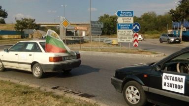 Протестно автошествие срещу управлението на страната блокира движението в района