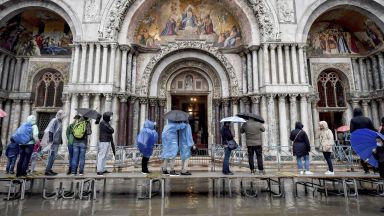 Във Венеция направиха вдигнати пешеходни пътеки заради наводненията които заляха