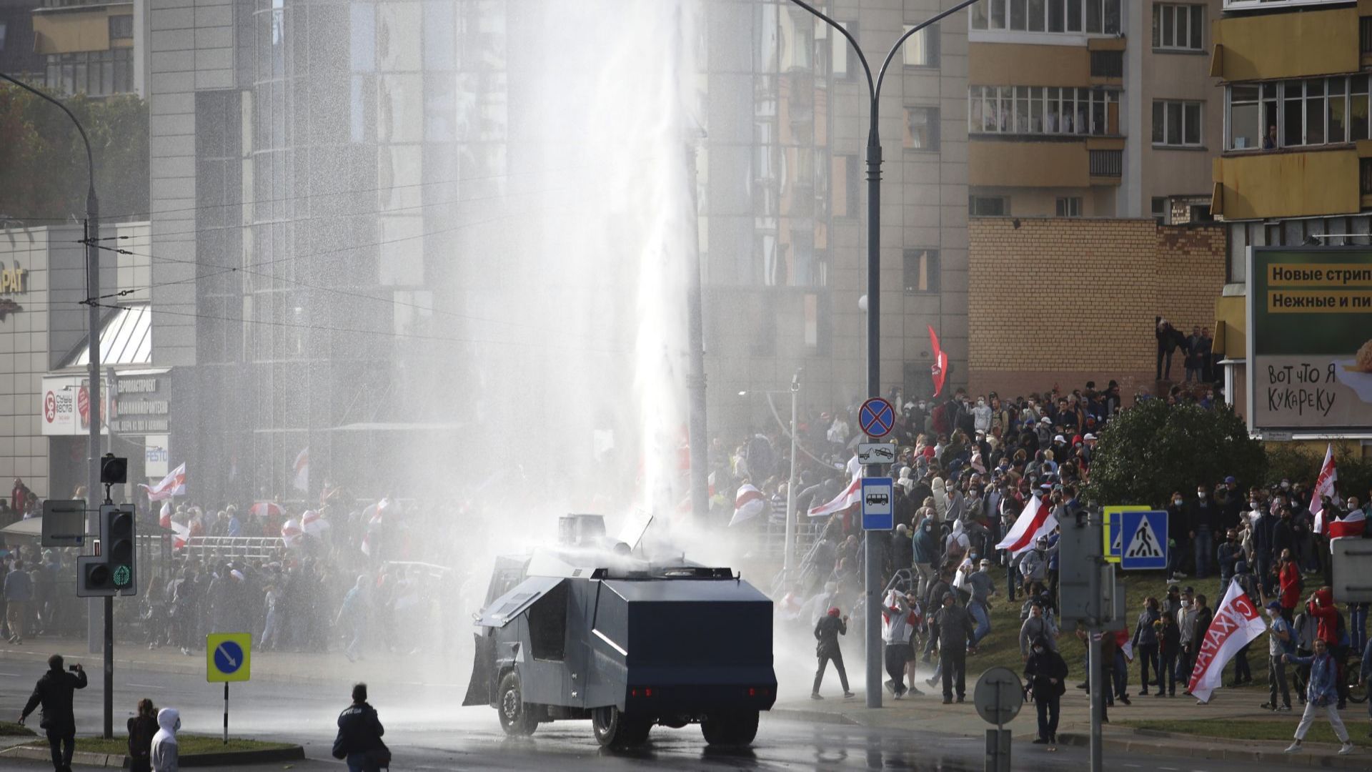Арести и водно оръдие срещу протестиращите в Минск (снимки)