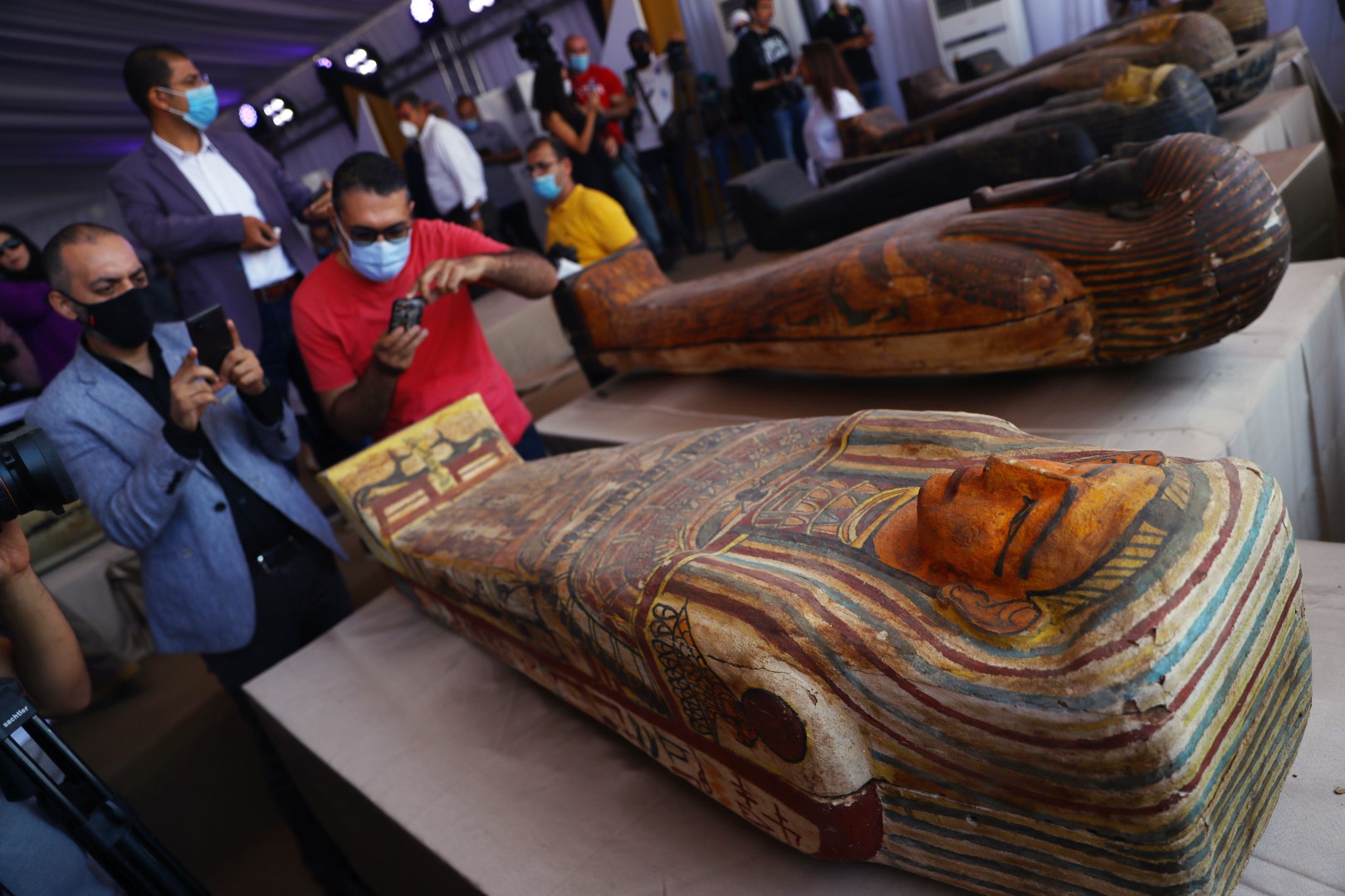 Египет представи 59 саркофага от голямо археоложко откритие