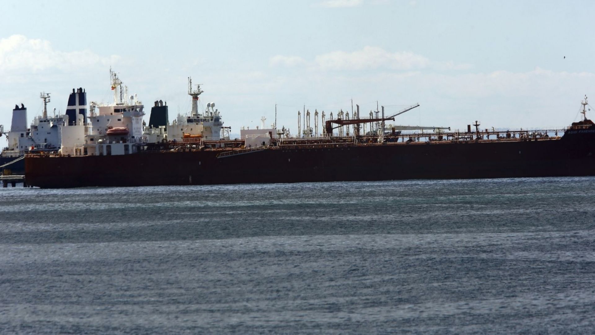 Трети ирански танкер с гориво пусна котва във Венецуела