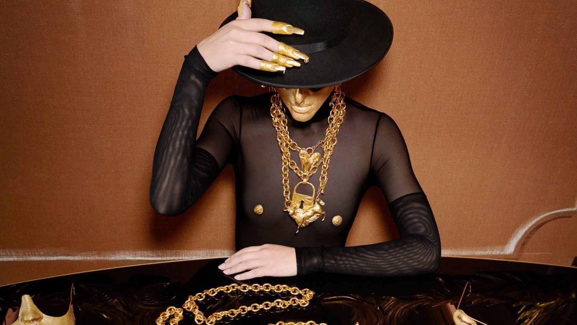 Schiaparelli представи сюрреалистична колекция на Парижката седмица на модата