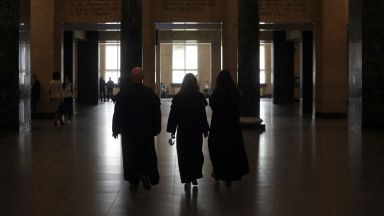 Седем от обвинените участници в организирана престъпна група за телефонни