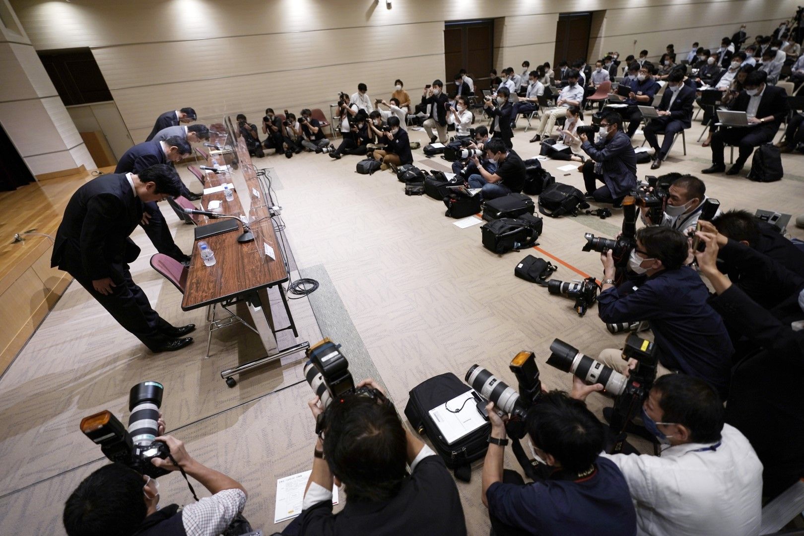 Ръководителите на Токийската фондояа борса дават пресконференция на 1 октомври, когато борсата излезе от строя след срив в електронната система