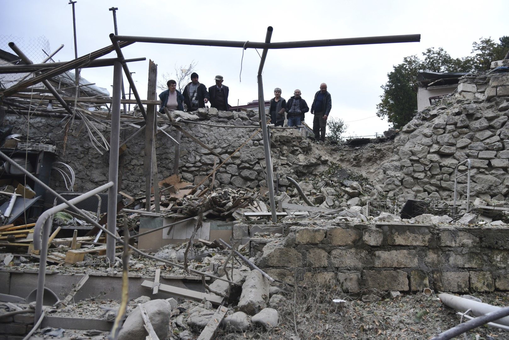 Разрушени домове след обстрел от Азербайдаж по Степанакерт, столицата на Нагорни Карабах, 4 октомври