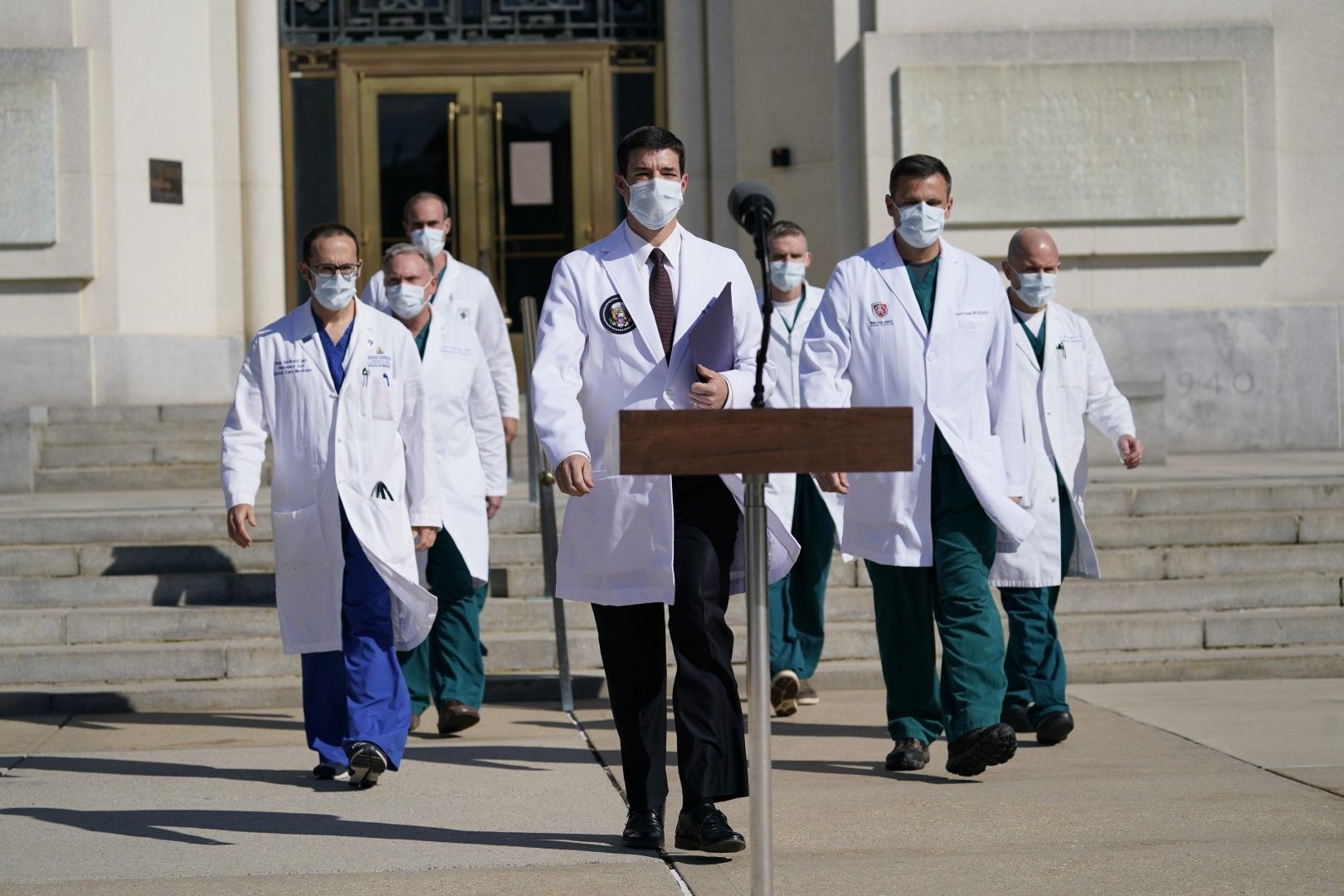 Лекарският екип, който се грижеше за президента излиезе пред входа на Военната болница, за да направи изявление пред медиите, 5 октомври