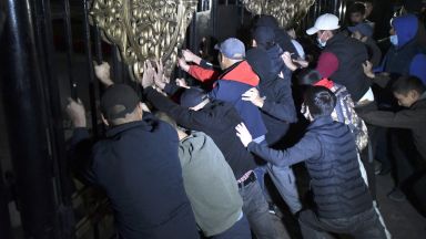  Протестиращи освободиха от пандиза някогашните министър председател и президент на Киргизстан 
