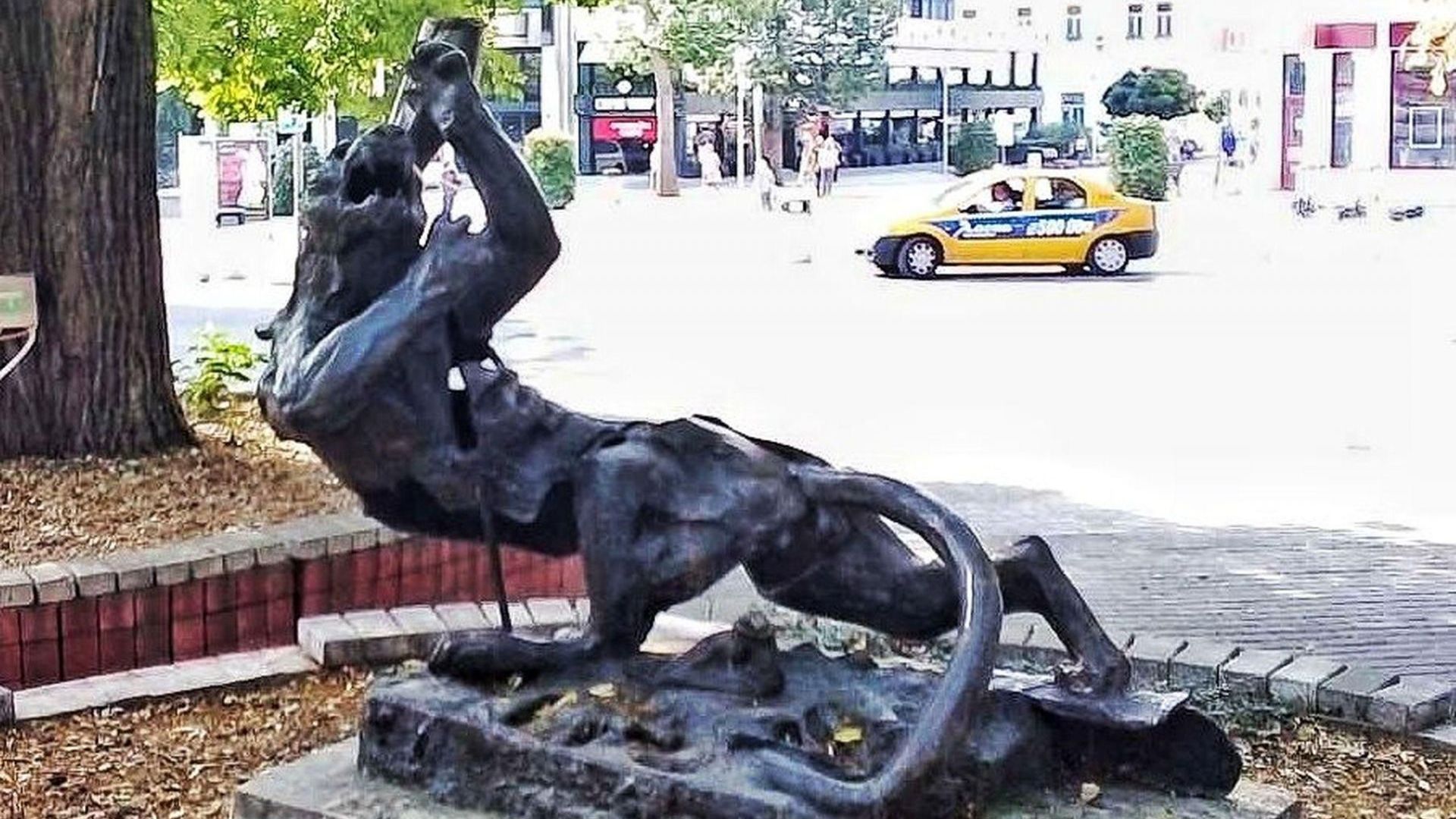 Откраднаха двуметровата статуя на Богинята на лова в центъра на Варна (снимки)